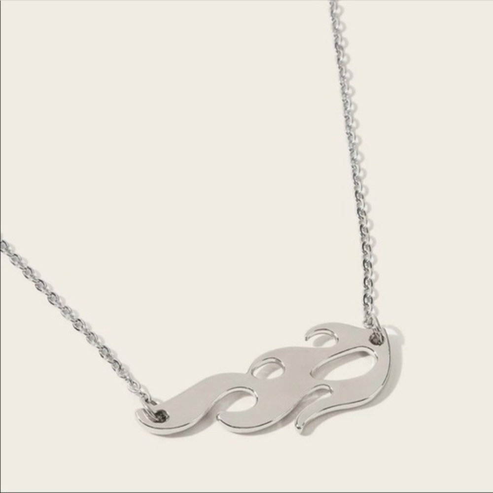 💛Silver fire flamer dainty necklace